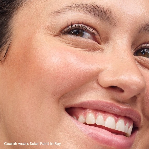 Glossier Solar Paint Luminous Bronzer Crème in Ray, 0.5 fl. Oz. / 13 mL. - Picture 10 of 16